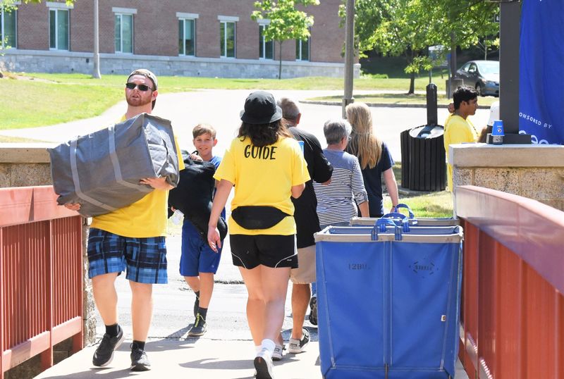 Students and parents move luggage into Ohio Hall during Penn State Behrend's move-in day.