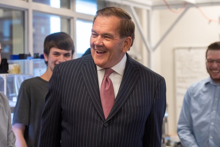 Former Gov. Tom Ridge talks with students in Penn State Behrend's Innovation Commons idea lab.