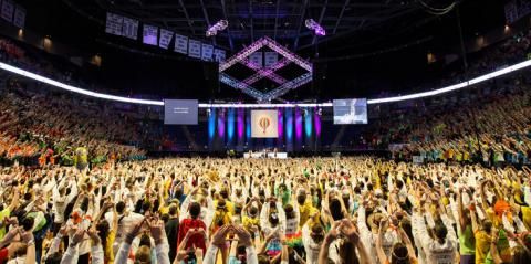 Students dance at the 2015 THON
