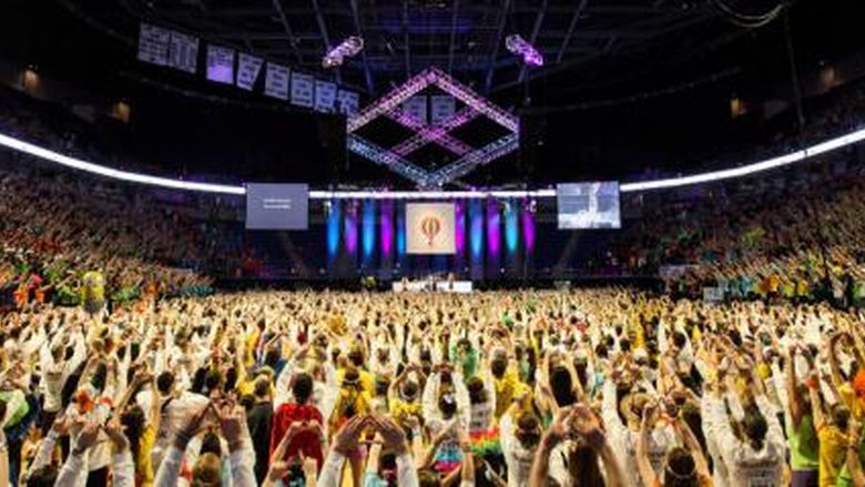 Students dance at the 2015 THON