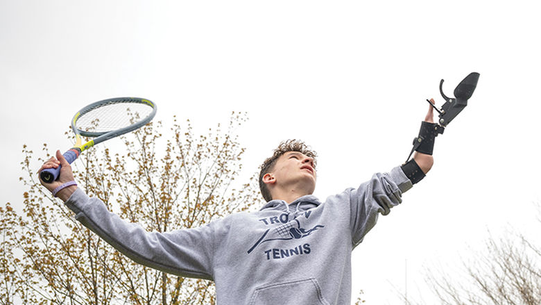 Christian Neubert, using his tennis prosthesis.
