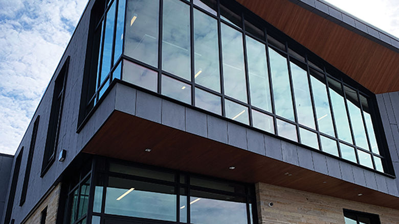 The college’s baseball, softball, wrestling, women’s and men’s tennis, and women’s and men’s trackand- field/cross-country teams have locker rooms in the new 52,700-square-foot